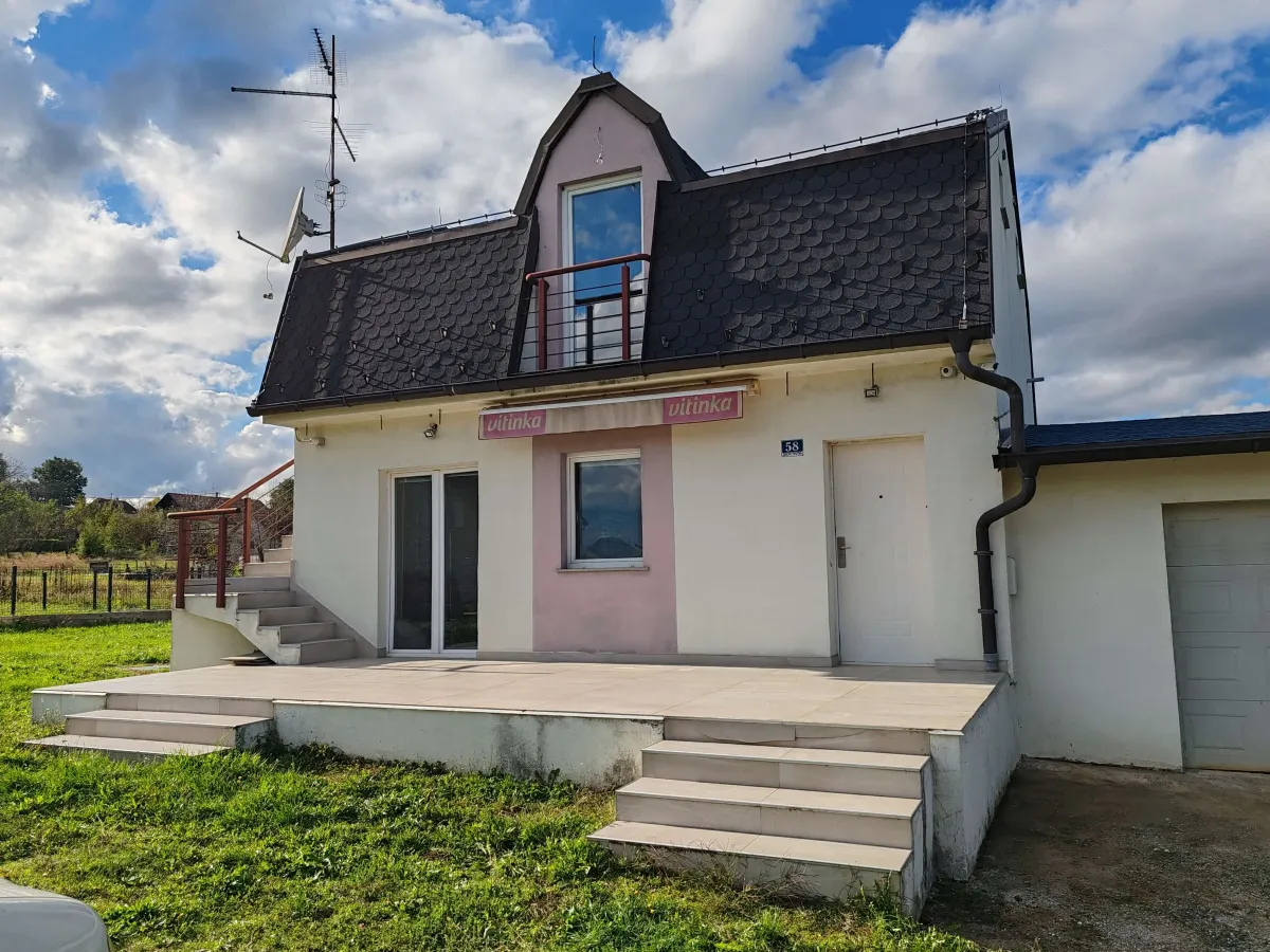Kuća sa velikom terasom i ulazom u prizemni stan — Jablan, Banja Luka